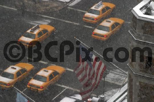 Product picture New York Taxis and American Flag on a snowy day